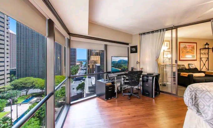 Downtown Honolulu Hotel | ExecutiveUnit ocean view-freeWIFI heated Olympic size pool-jacuzzi-heart of town