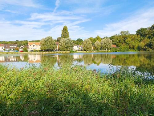 Velizy-Villacoublay House | EXIGEHOME - Grande maison en bord d'étang à 20 min de Paris