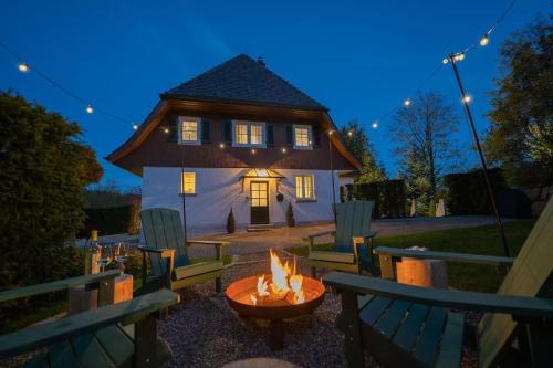 Schonach im Schwarzwald House | Exklusives Ferienhaus am Waldrand mit Whirlpool und Sauna