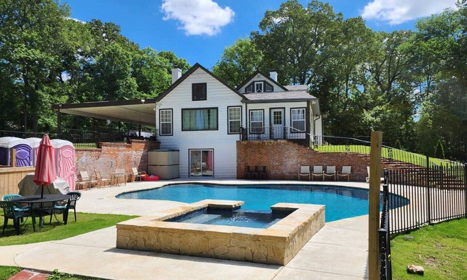 Raleigh House | Expansive 10-Bedroom Southern Estate – 18 Beds, 6 Baths, Pool & More