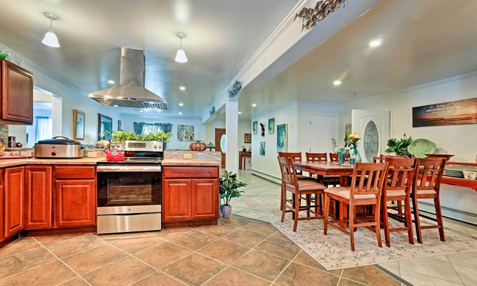 Mendenhaven House | Expansive Getaway ~ 2 Miles to Mendenhall Glacier!