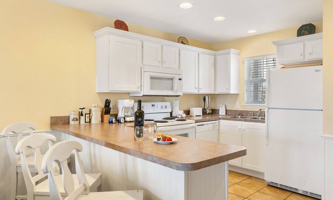 Kimberling City Condo | Expansive Lake Access Condo-Free Daily Tickets-Peaceful Views-Cmty Pool-Mini Golf