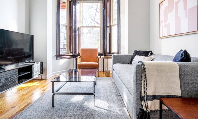 Park West Apartment | Expansive Lincoln Park 2BR, walk to L + Clark Street dining, by Blueground