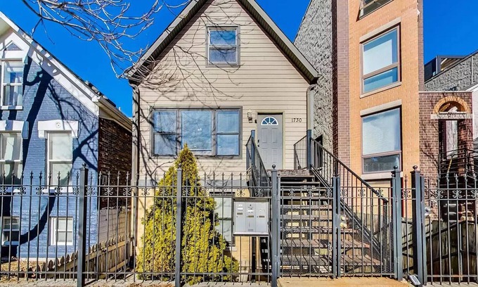 Wicker Park Apartment | Experience Chicago in one of it's hottest neighborhoods!