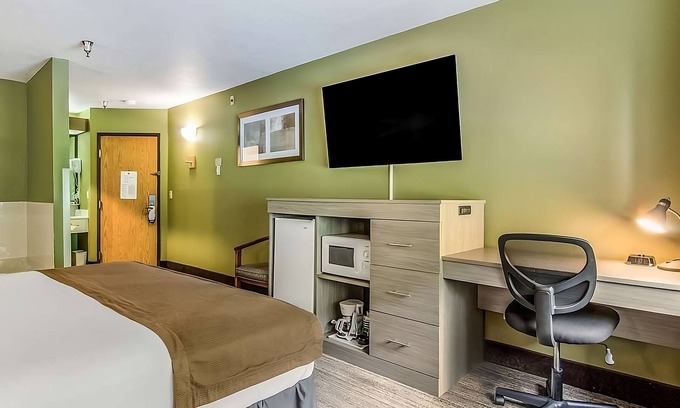 Poulsbo Resort | Experience Comfort in Poulsbo! Pet-friendly, Free Parking