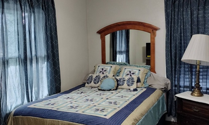 Sugar Creek House | Experience football fun! 4BR/2Bath Independence retreat near Arrowhead