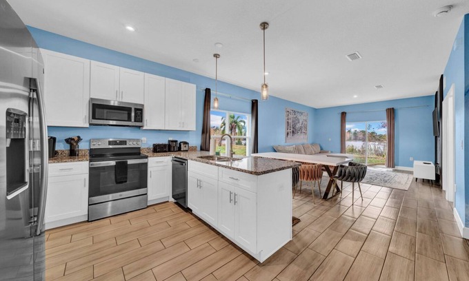 Bridgewater Crossing House | Experience Lakeside Bliss in a Family-Friendly Retreat - Luxurious Townhouse
