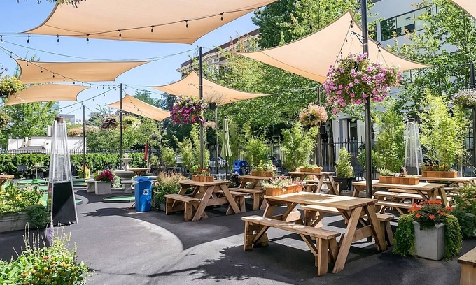 Goose Hollow Hotel | Experience Luxury! Pop-Up Cinema, Pets Allowed, Stylish Suite with Living Room!