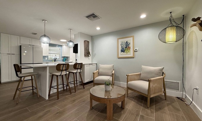 South Sarasota House | Experience "Old Florida" at the Coral Cottage