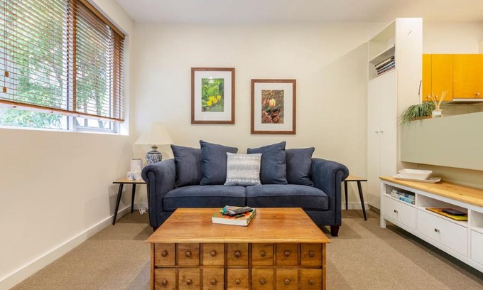St Kilda Apartment | Experience the St Kilda Vibe from a Cosy Retreat