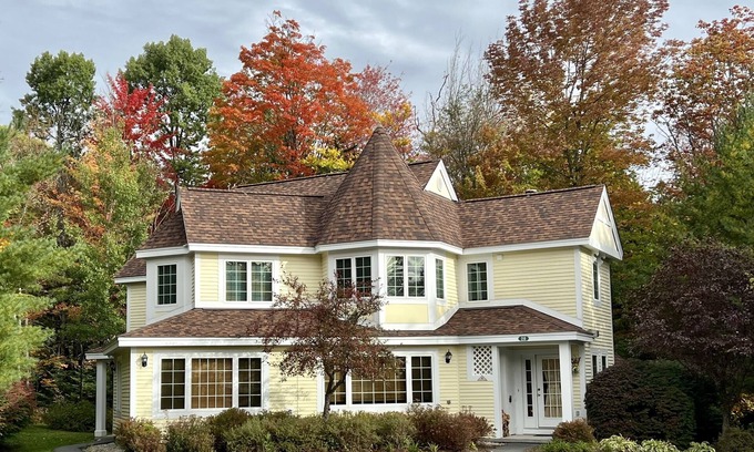 West Dover House | Experience Vermont’s Fall Magic at the Lemondrop Lodge