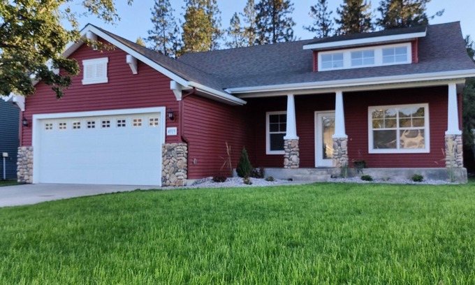 Post Falls House | Experience Your Comfy Home Base Getaway - NEW TESLA/EV CHARGER. 5-6 star