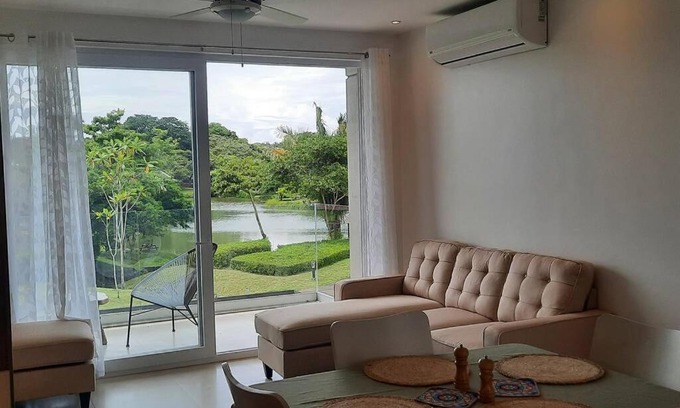 Jaco Apartment | Experimente místico en este apartamento increíble con vista al lago