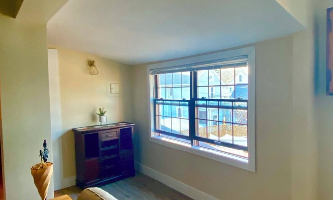 West Central Apartment | Explore Downtown Fort Wayne The Declan House -Modern 2-bedroom with WiFi and AC