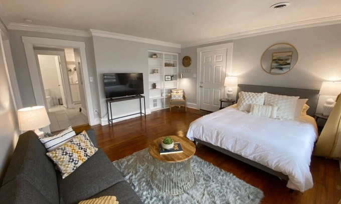 Mount Adams Apartment | Explore Downtown from Mt Adams | Patio River Views