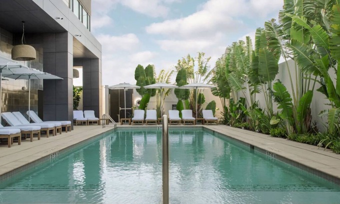 East Central Park Hotel | Explore Downtown Orlando! 2 Classy Rooms w/ Free Parking, Pool, Airport Shuttle!