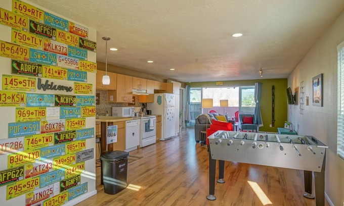 University Heights Apartment | Explore NM! 2bd/2ba, walk to UNM, King bed, Balcony