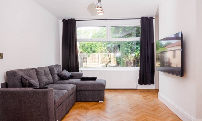 Trafford House | Exquisite 3BD Nordic Retreat - Free Parking