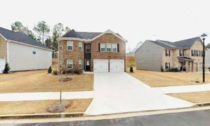 Cedar Grove House | Exquisite 5-bedroom house, 10 minutes from Airport with AC, & WiFi