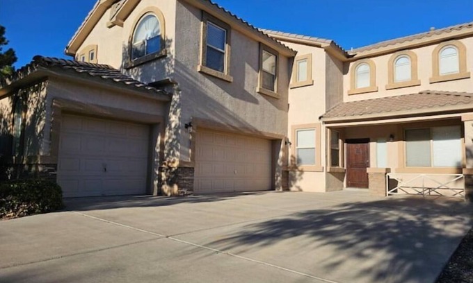 Paradise Hills Civic House | Exquisite 5 Bedroom Escape