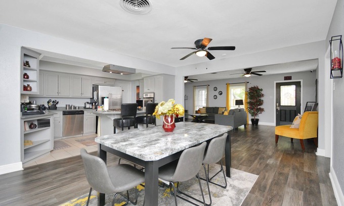 Shoreacres House | Exquisite 5BR near Yacht Club | Beach | Golf Course