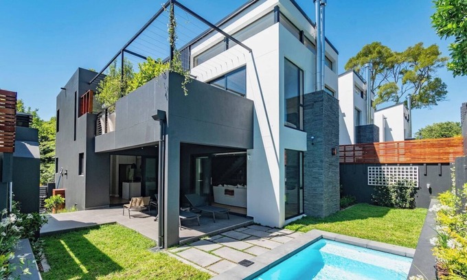 Newlands House | Exquisite Family Retreat: Luxury Villa Pool