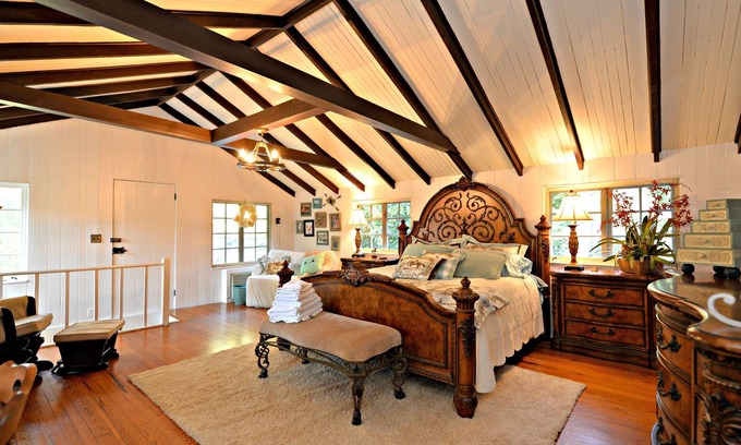 Columbus House | Exquisite Farmhouse with Hot tub 10 mins to TIEC