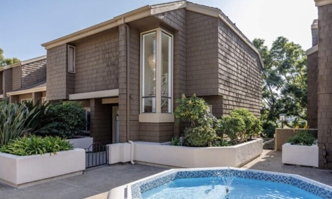 East Bluff House | Exquisite Golf Course Townhome: Remodeled Elegance close to the beach!