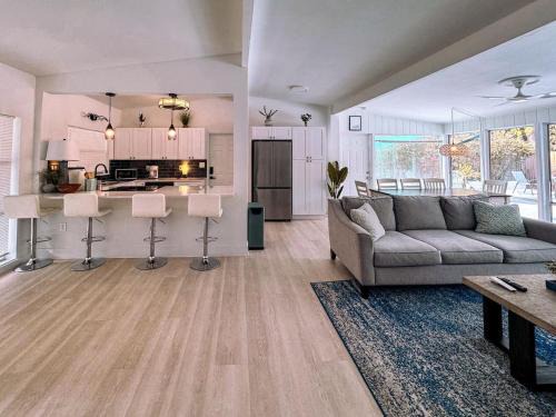 Lake Underhill House | Exquisite Luxury Villa with Pool in Prime Location