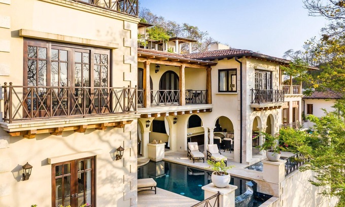 Las Catalinas House | Exquisite Mediterranean Home with pool, hydromassage and sauna