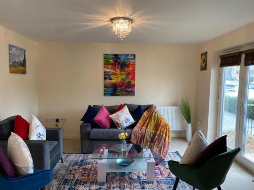 Cambridge Apartment | Exquisite Modern Homely 2 Bed Apartment with On-street Parking, Super Fast WIFI & 5 mins drive to Science & Business Parks