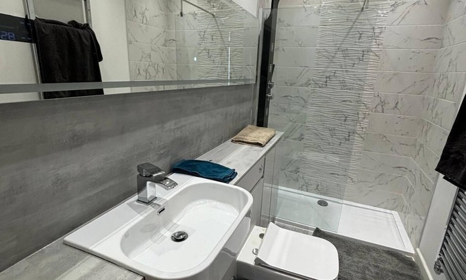 Northfleet Apartment | Exquisite Riverside Living in a Stunning Flat