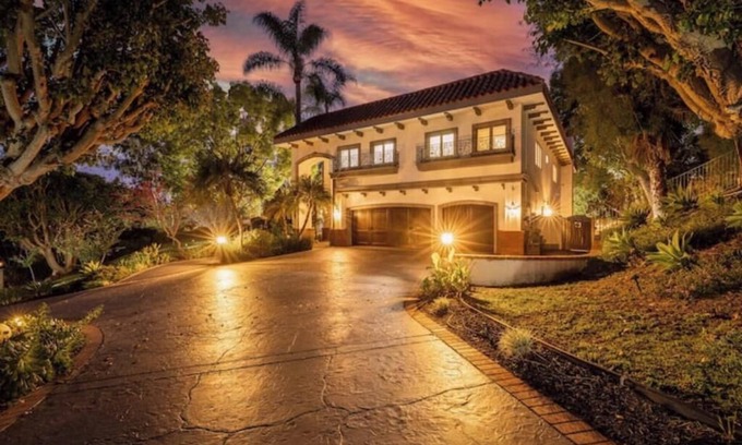 Laguna Hills House | Exquisite Spanish Villa Retreat Pool Sauna