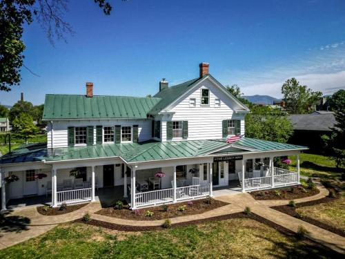 Luray House | Exquisite Zen Suite Retreat near Blue Ridge Mountain in Virginia