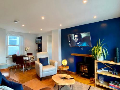 Mumbles House | Extended Fishermans cottage with stunning sea views