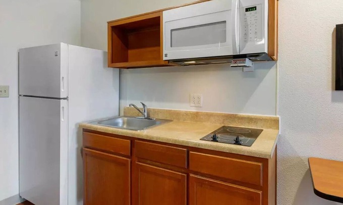 Cleveland Hotel | Extended Stay America Select Suites - Cleveland - Airport