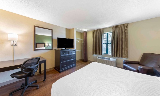Tampa Hotel | Extended Stay America Select Suites Tampa Airport Memorial