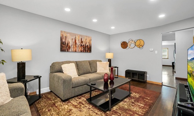 Forestview House | Extended Stay- Chicago FHS Rental - W 64th St