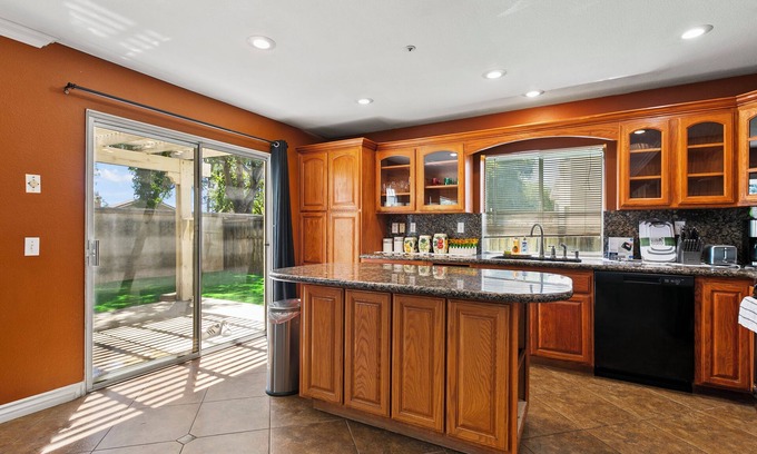Fontana House | Extended Stay Deal|4BR Home, Fully-Equipped Kitchen|Pet Friendly #41817