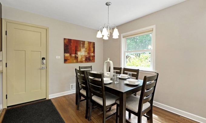 Arlington Heights House | Extended Stay Arlington Heights FHS Rental