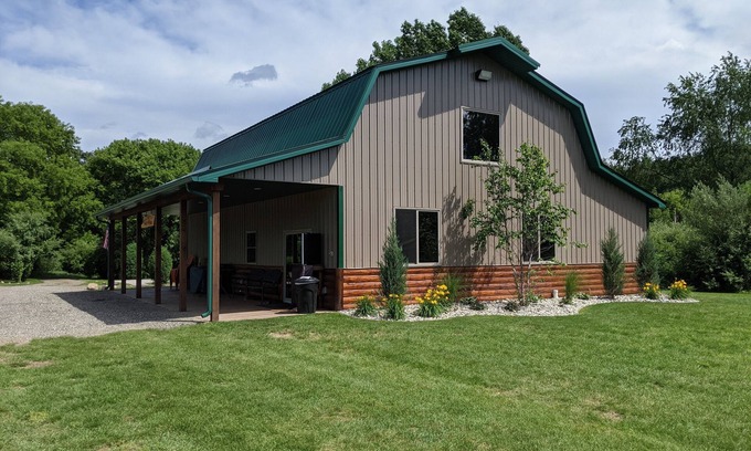 Montrose Township House | Extraordinary Private 4 Bedroom 2 Bath Lodge