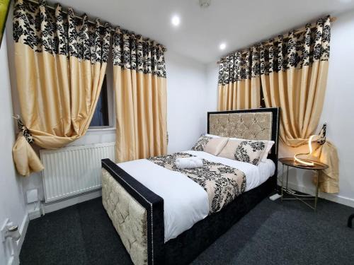 Leeds Apartment | -F1-GH- Enjoy a wonderful stay in our Cosy Luxurious, Spacious ground floor apartment, Free Parking, Free WiFi