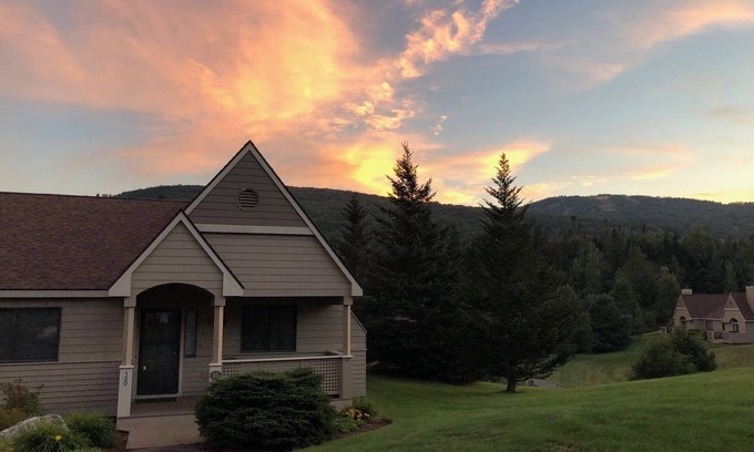 Bretton Woods House | F16 Fairway Village Condo with great mountain views, 8 min walk from Mount Washington Hotel! AC!