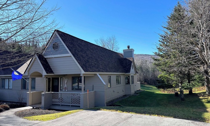 Bretton Woods House | F26 Renovated golf course townhouse within walking distance of Mount Washington Hotel, Dog Friendly!