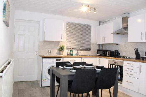 Derby Apartment | F2S SERVICED APARTMENTS 2Bedroom Terrace house with Free Wifi Netflix Suitable for Contractors walking distance to Train station