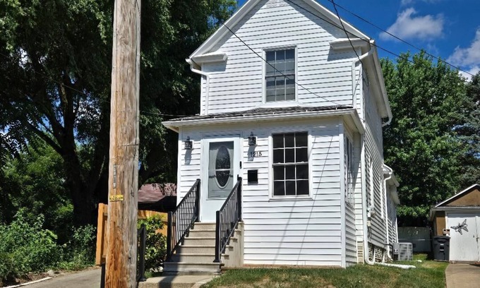 Akron House | Fab 50's Firestone Flat. A/C & Pet friendly