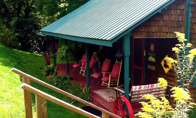 Glenville Cabin | Fab Fall! Affordable Romantic Creekside Cabin-Hot Tub'n robes, K Bed and Treats!