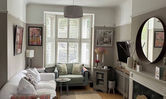 Mile End House | Fab family home next to Victoria Park and close to the City, Mile End