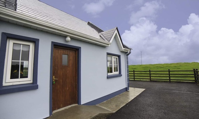 Aughris Apartment | Fab Location - Annex of Beach House Aughris - Perfect for Singles/Couples