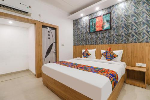 Mahipalpur Hotel | FabExpress Rainbow Villa - Nr IGI Airport New Delhi
